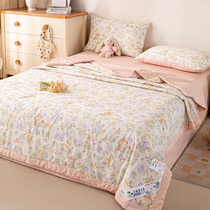 91家纺网 家纺一手货源 找家纺 红日子纺织品 2026新款全棉印花夏被夏凉被空调被 蘑菇小兔