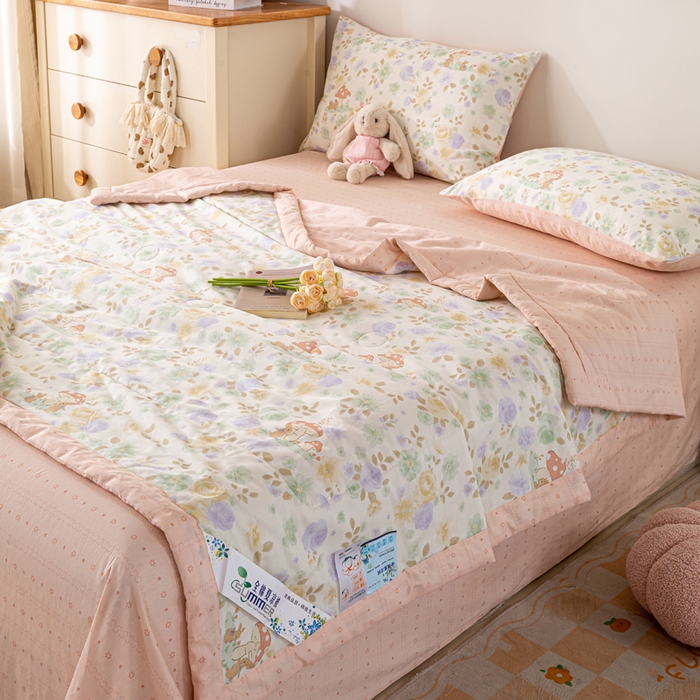 91家纺网 家纺一手货源 找家纺 红日子纺织品 2026新款全棉印花夏被夏凉被空调被 蘑菇小兔