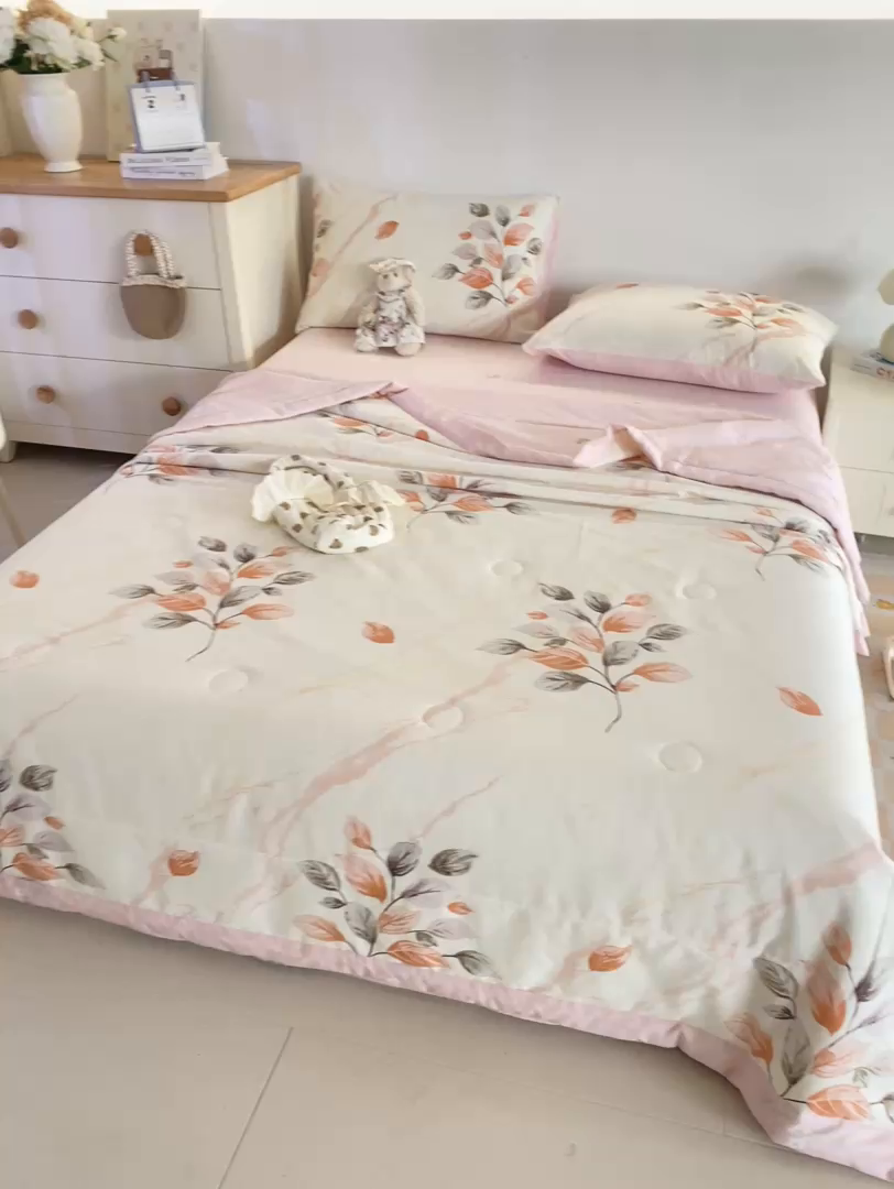 91家纺网 家纺一手货源 找家纺 红日子纺织品 2026新款全棉印花夏被夏凉被空调被 泊影枫叶