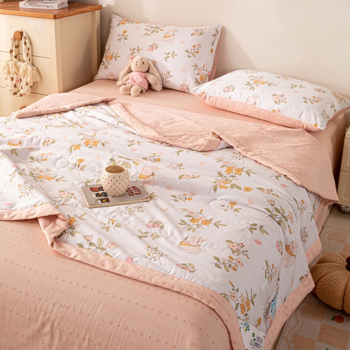 91家纺网 家纺一手货源 找家纺 红日子纺织品 2026新款全棉印花夏被夏凉被空调被 清风小兔