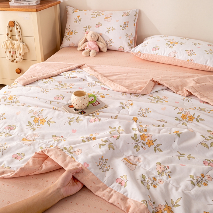 91家纺网 家纺一手货源 找家纺 红日子纺织品 2026新款全棉印花夏被夏凉被空调被 清风小兔