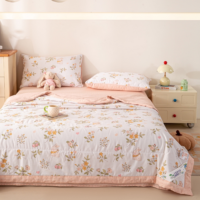 91家纺网 家纺一手货源 找家纺 红日子纺织品 2026新款全棉印花夏被夏凉被空调被 清风小兔