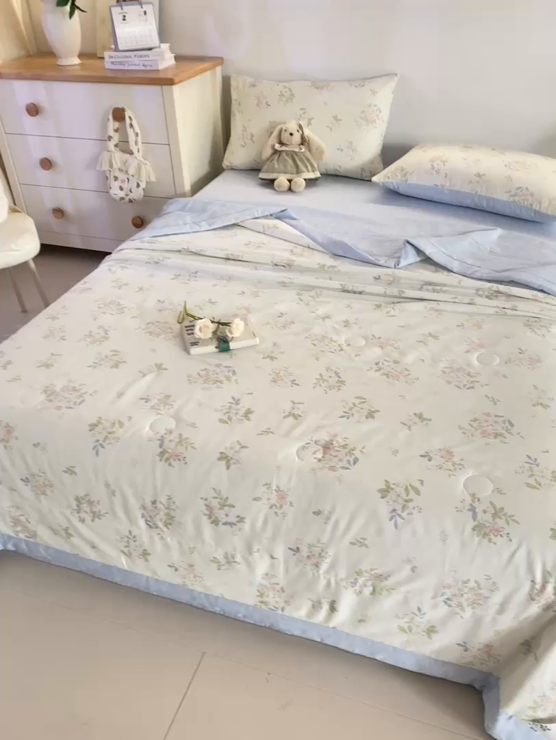 91家纺网 家纺一手货源 找家纺 红日子纺织品 2026新款全棉印花夏被夏凉被空调被 遥遥花期