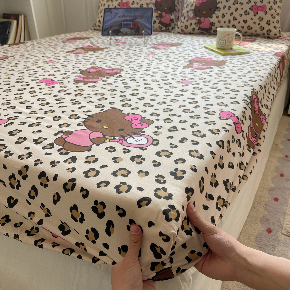 91家纺网 家纺一手货源 找家纺 六巷胡同 2026新款40支全棉13070INS卡通单品床笠 豹纹黑皮猫