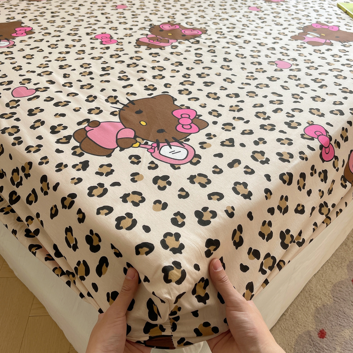 91家纺网 家纺一手货源 找家纺 六巷胡同 2026新款40支全棉13070INS卡通单品床笠 豹纹黑皮猫