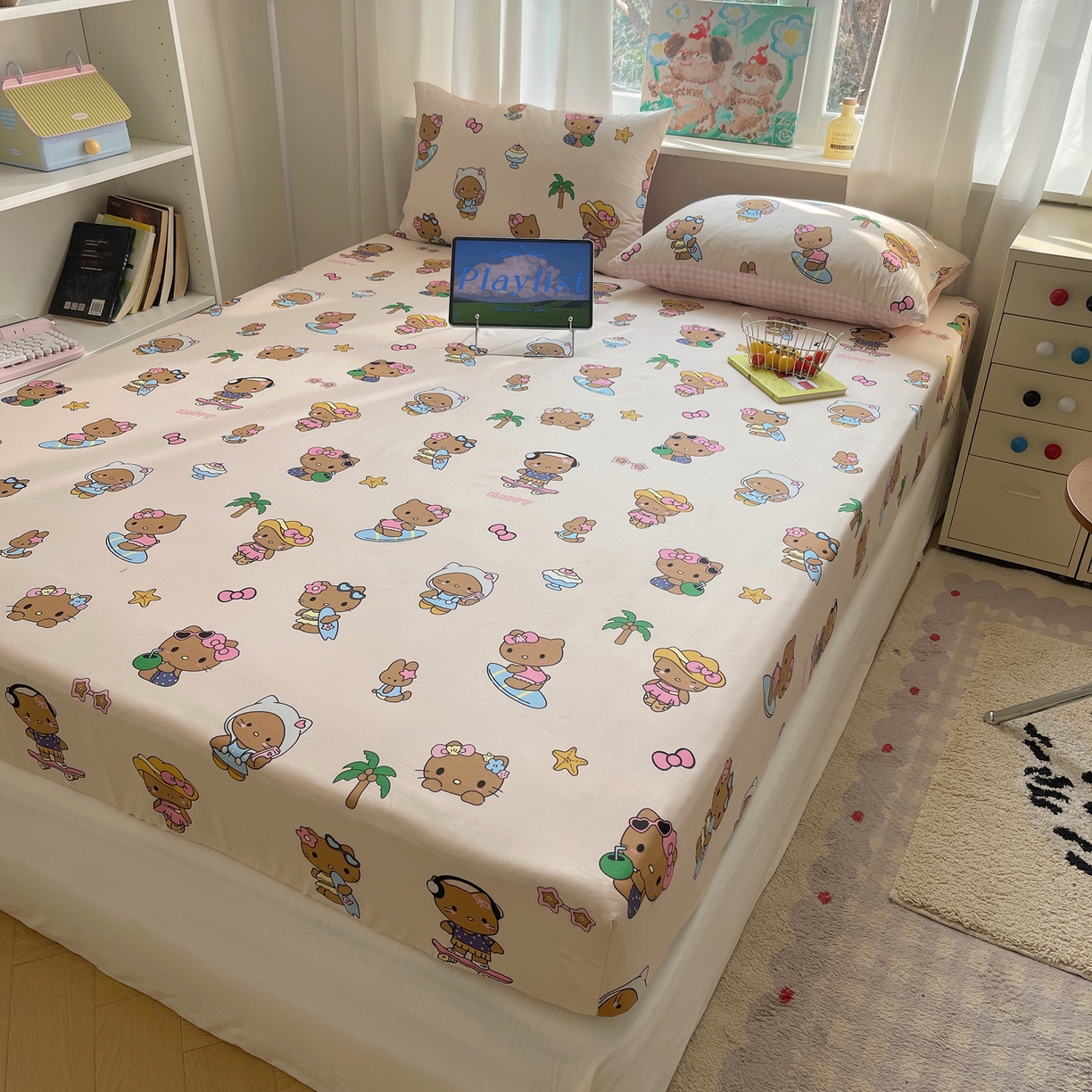 91家纺网 家纺一手货源 找家纺 六巷胡同 2026新款40支全棉13070INS卡通单品床笠 度假冲浪猫