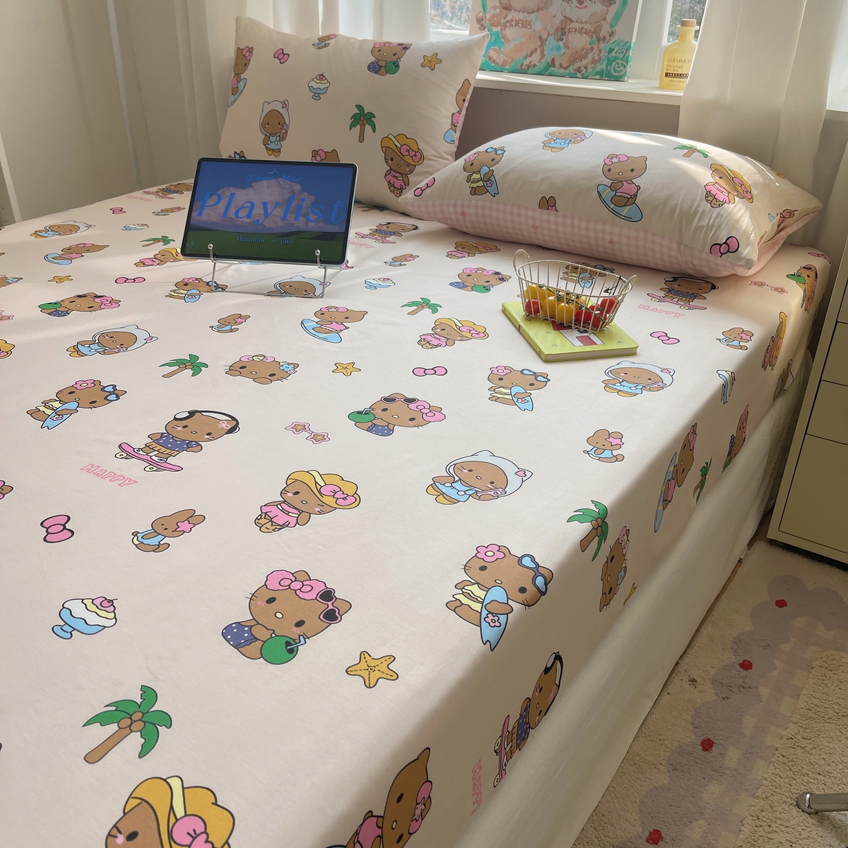 91家纺网 家纺一手货源 找家纺 六巷胡同 2026新款40支全棉13070INS卡通单品床笠 度假冲浪猫