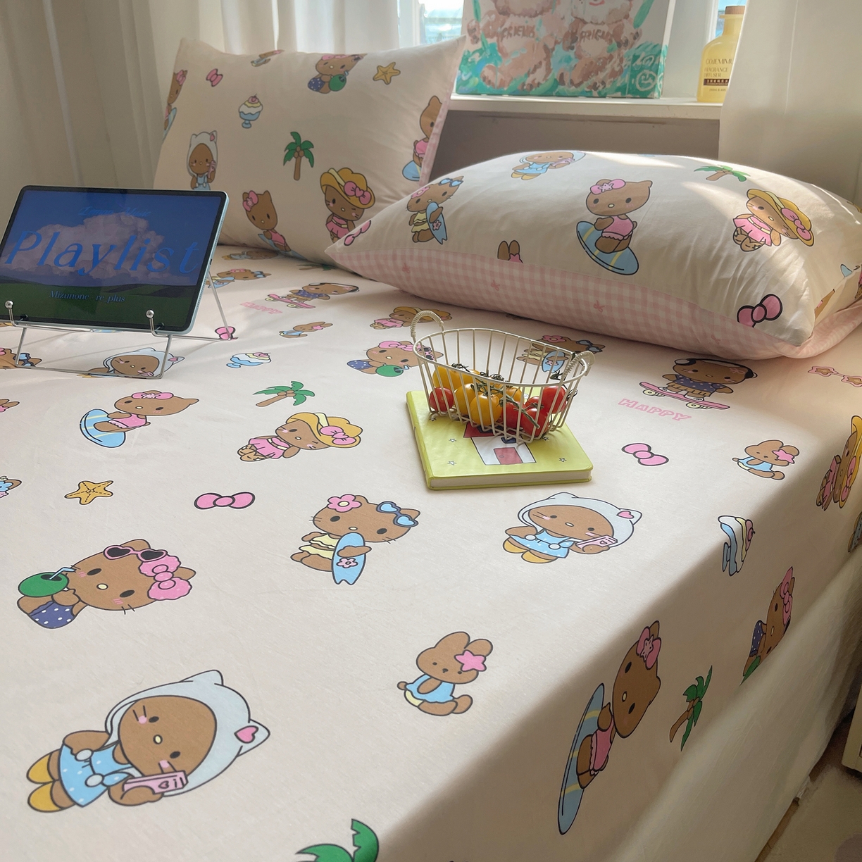 91家纺网 家纺一手货源 找家纺 六巷胡同 2026新款40支全棉13070INS卡通单品床笠 度假冲浪猫