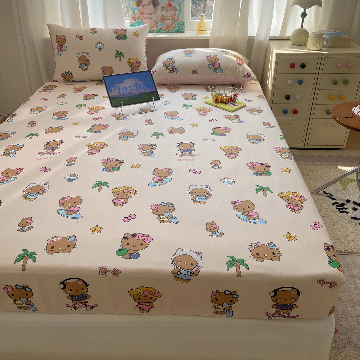 91家纺网 家纺一手货源 找家纺 六巷胡同 2026新款40支全棉13070INS卡通单品床笠 度假冲浪猫