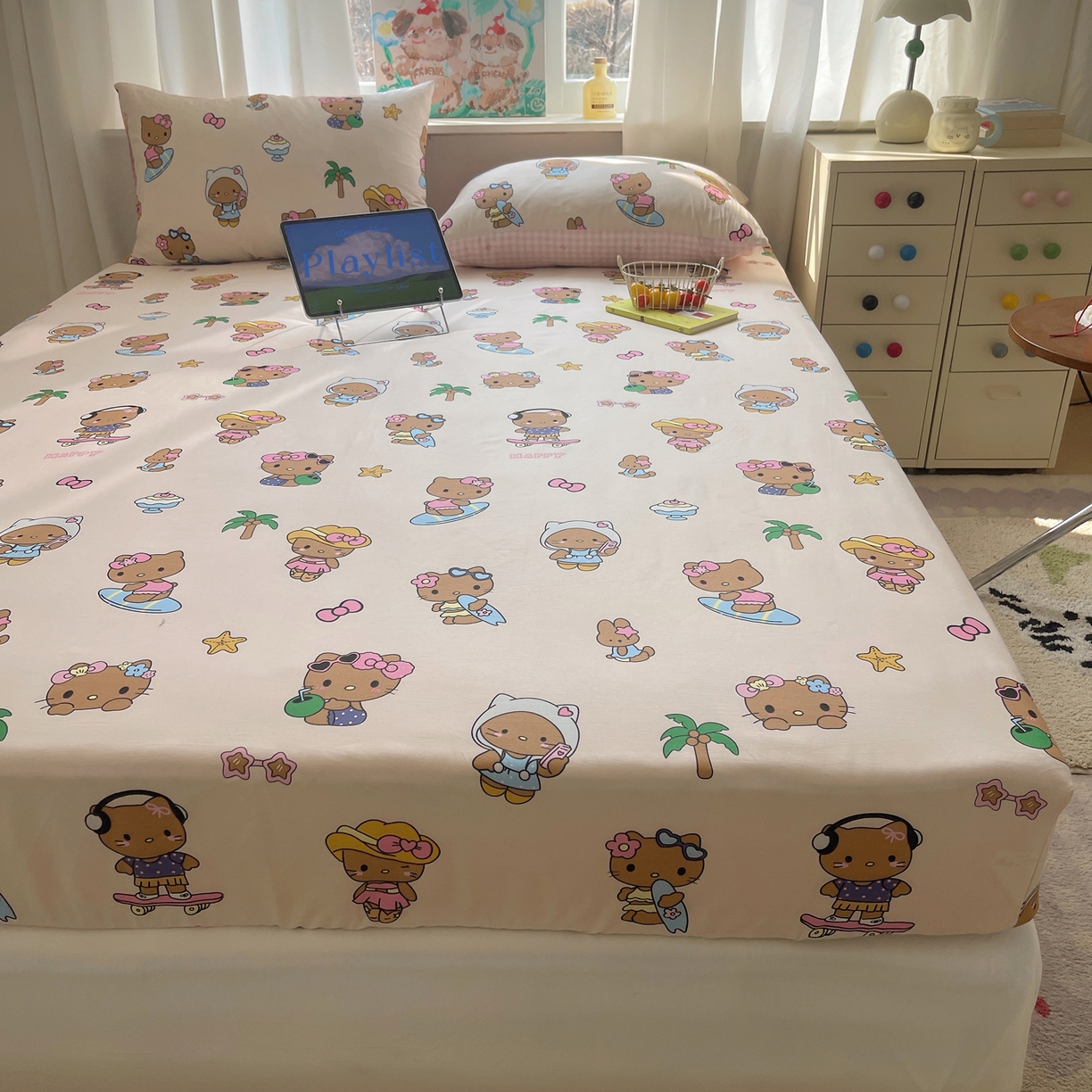 91家纺网 家纺一手货源 找家纺 六巷胡同 2026新款40支全棉13070INS卡通单品床笠 度假冲浪猫