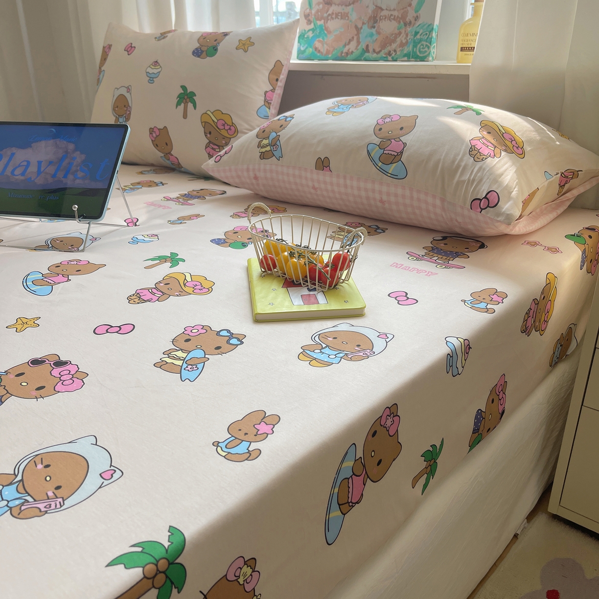 91家纺网 家纺一手货源 找家纺 六巷胡同 2026新款40支全棉13070INS卡通单品床笠 度假冲浪猫