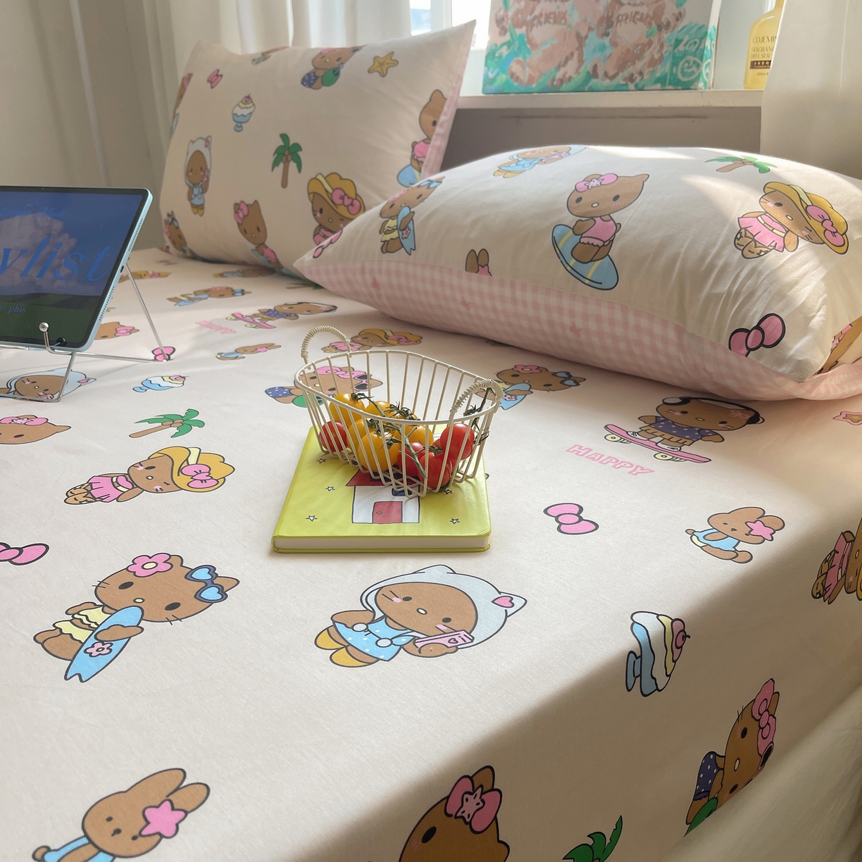 91家纺网 家纺一手货源 找家纺 六巷胡同 2026新款40支全棉13070INS卡通单品床笠 度假冲浪猫