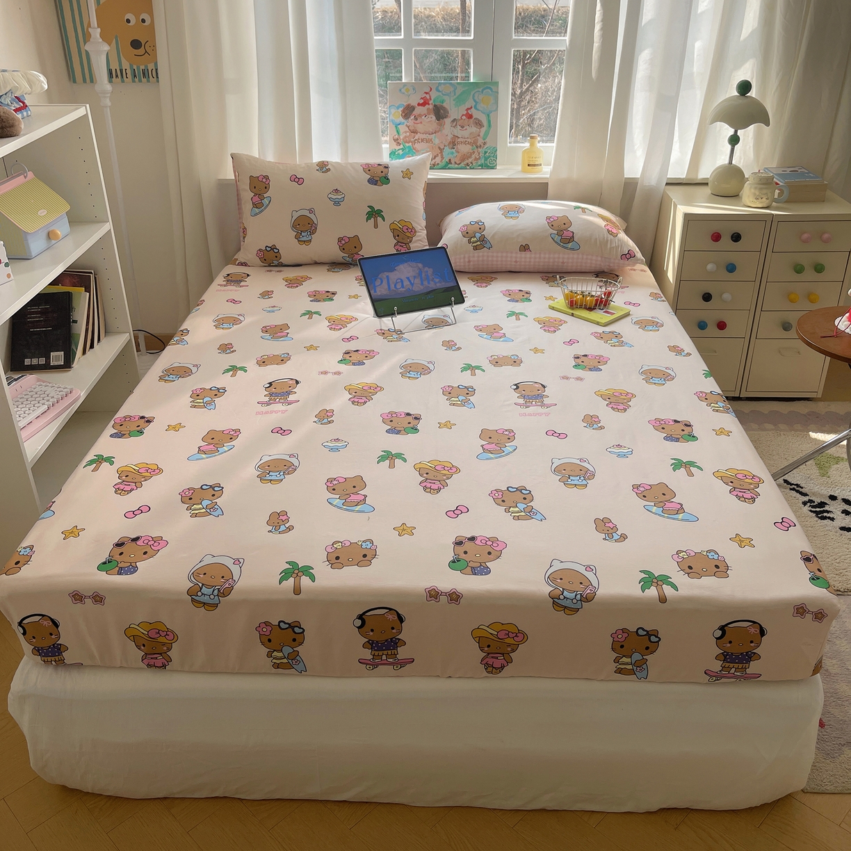 91家纺网 家纺一手货源 找家纺 六巷胡同 2026新款40支全棉13070INS卡通单品床笠 度假冲浪猫