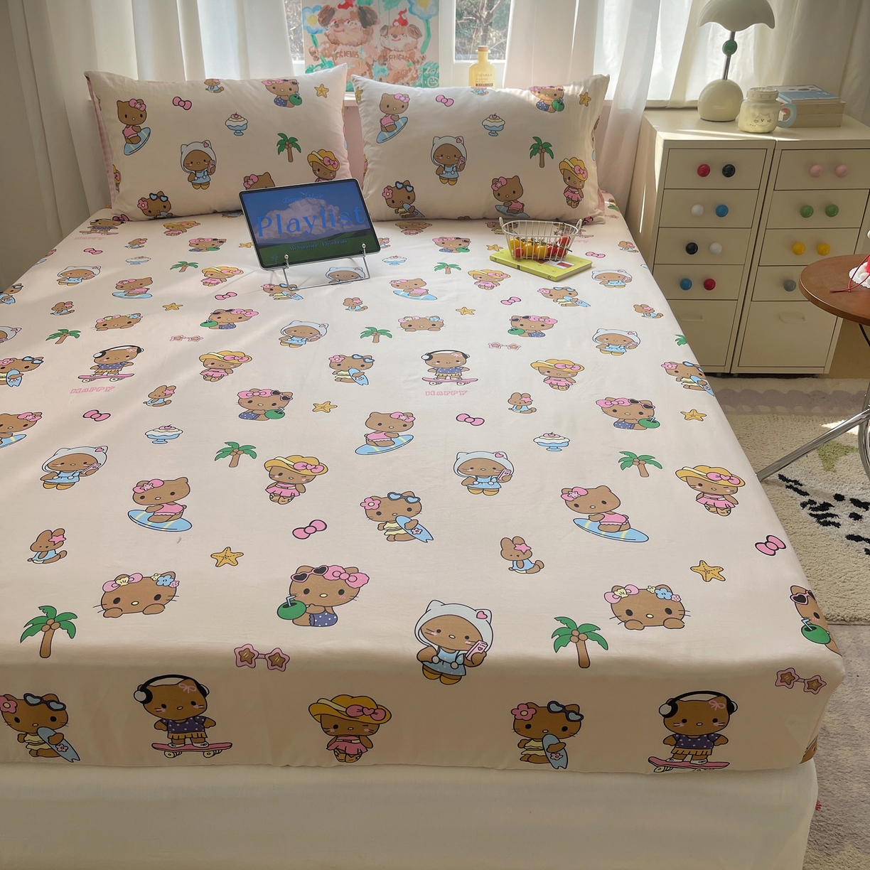 91家纺网 家纺一手货源 找家纺 六巷胡同 2026新款40支全棉13070INS卡通单品床笠 度假冲浪猫