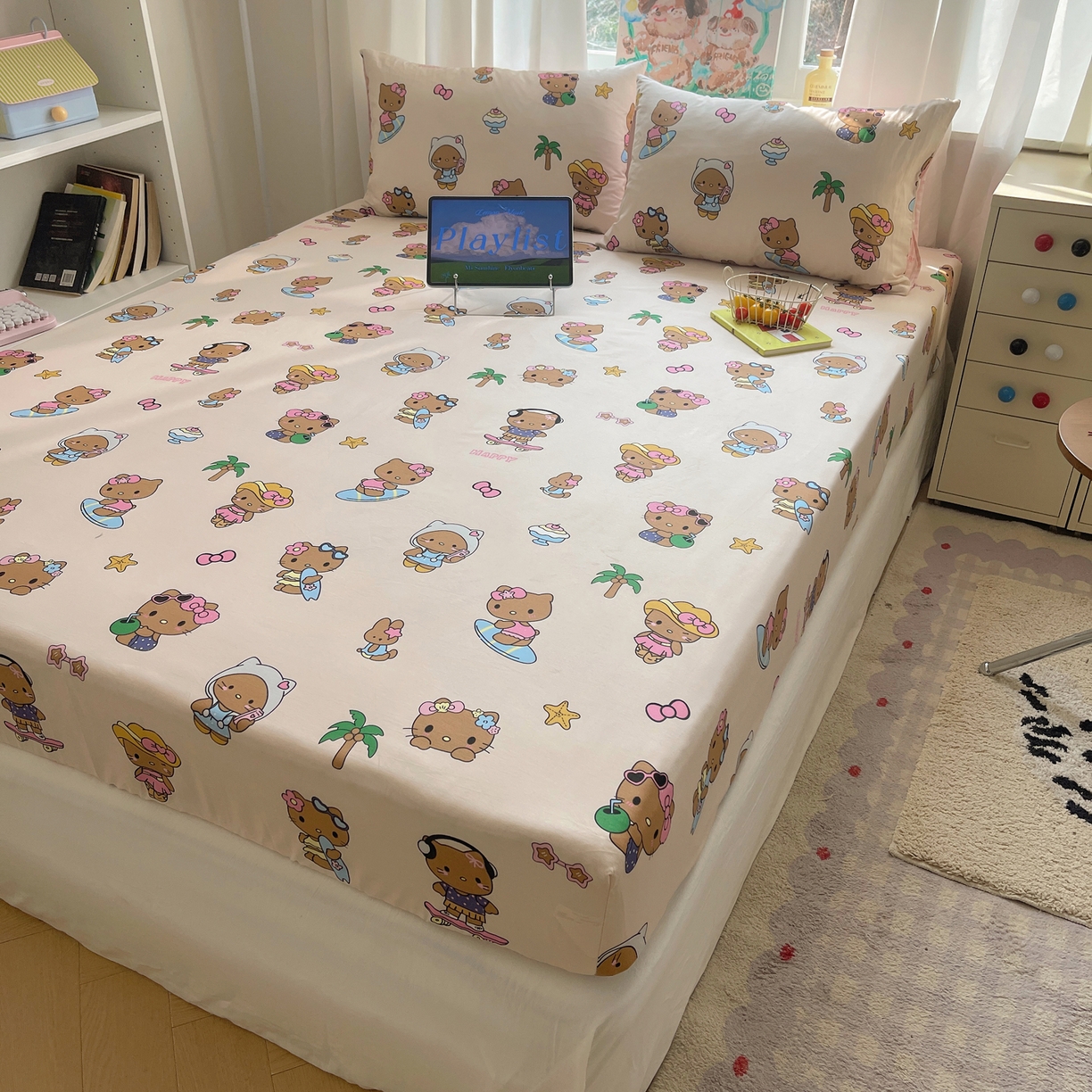 91家纺网 家纺一手货源 找家纺 六巷胡同 2026新款40支全棉13070INS卡通单品床笠 度假冲浪猫