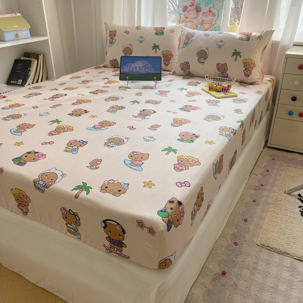 91家纺网 家纺一手货源 找家纺 六巷胡同 2026新款40支全棉13070INS卡通单品床笠 度假冲浪猫