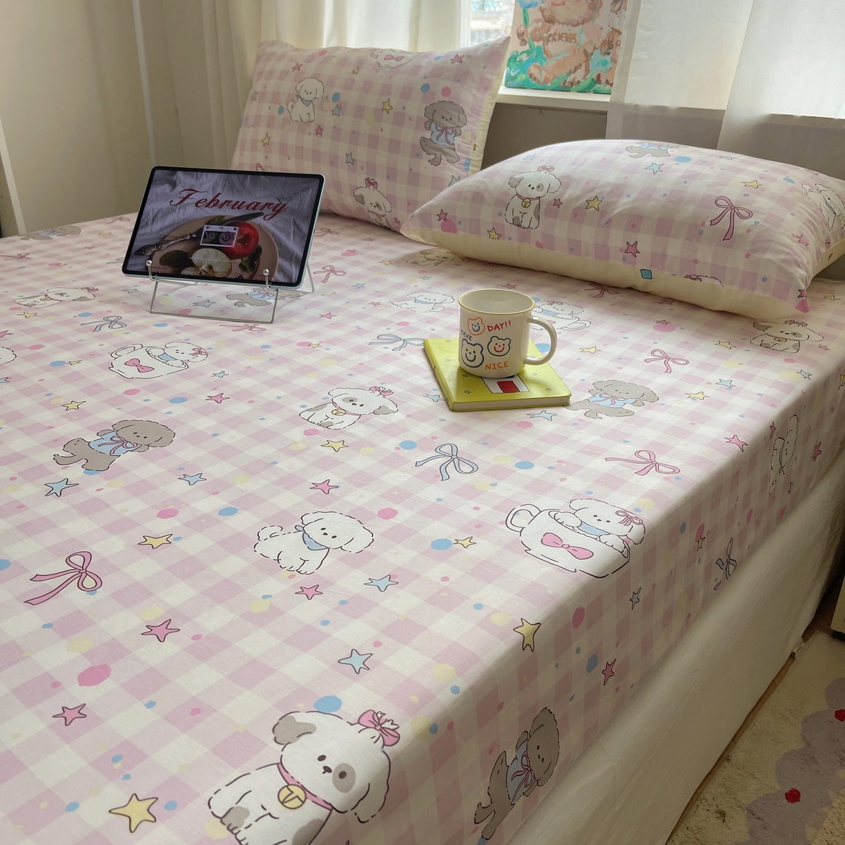 91家纺网 家纺一手货源 找家纺 六巷胡同 2026新款40支全棉13070INS卡通单品床笠 粉格趣味犬