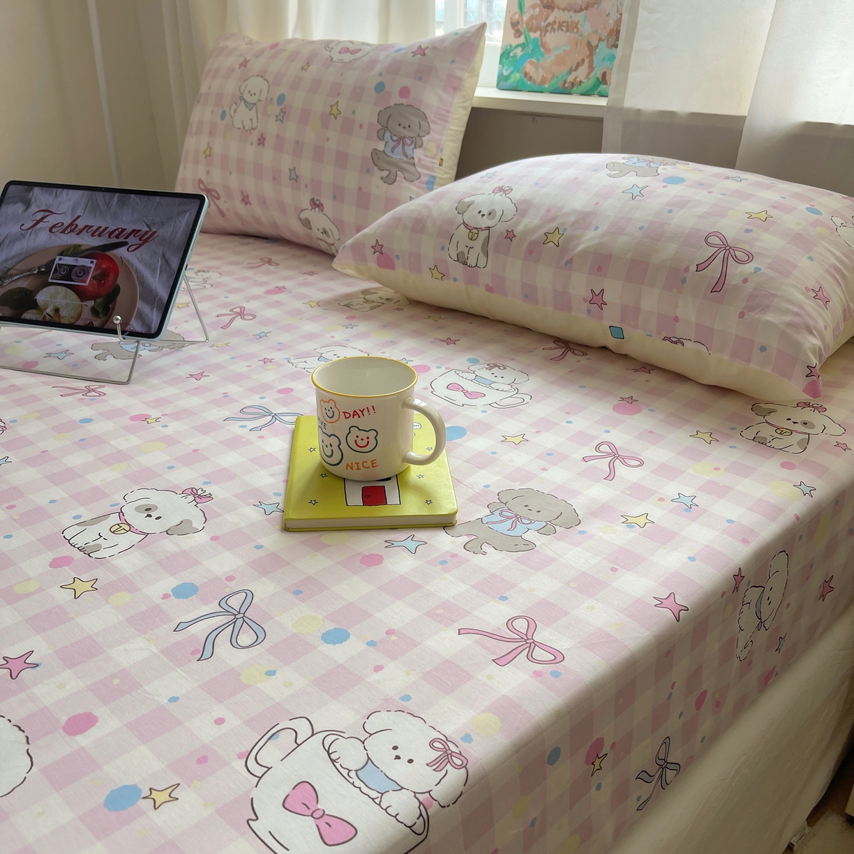 91家纺网 家纺一手货源 找家纺 六巷胡同 2026新款40支全棉13070INS卡通单品床笠 粉格趣味犬