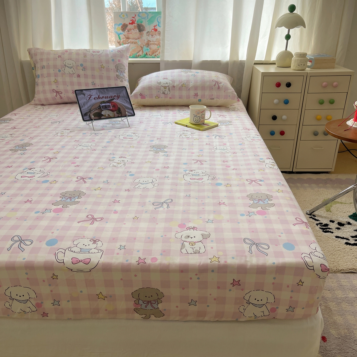 91家纺网 家纺一手货源 找家纺 六巷胡同 2026新款40支全棉13070INS卡通单品床笠 粉格趣味犬