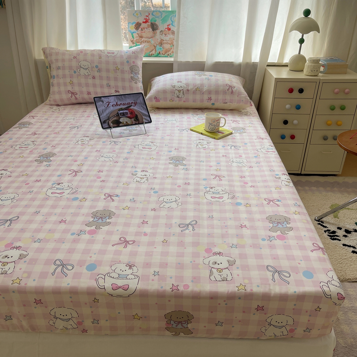 91家纺网 家纺一手货源 找家纺 六巷胡同 2026新款40支全棉13070INS卡通单品床笠 粉格趣味犬