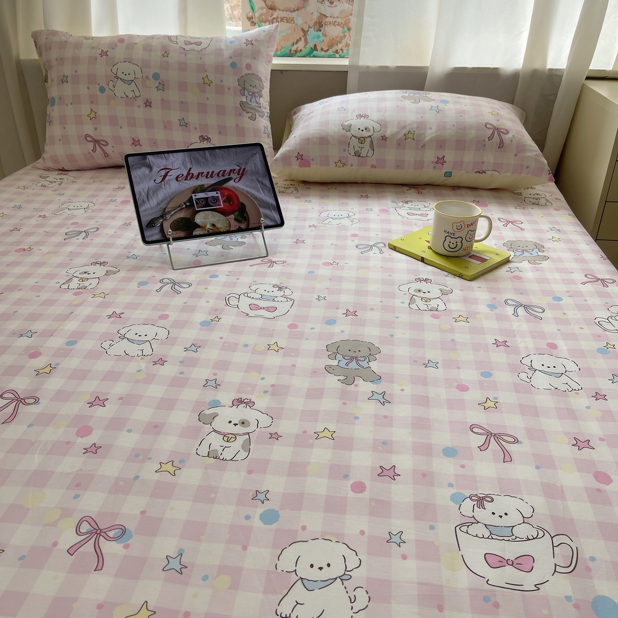 91家纺网 家纺一手货源 找家纺 六巷胡同 2026新款40支全棉13070INS卡通单品床笠 粉格趣味犬