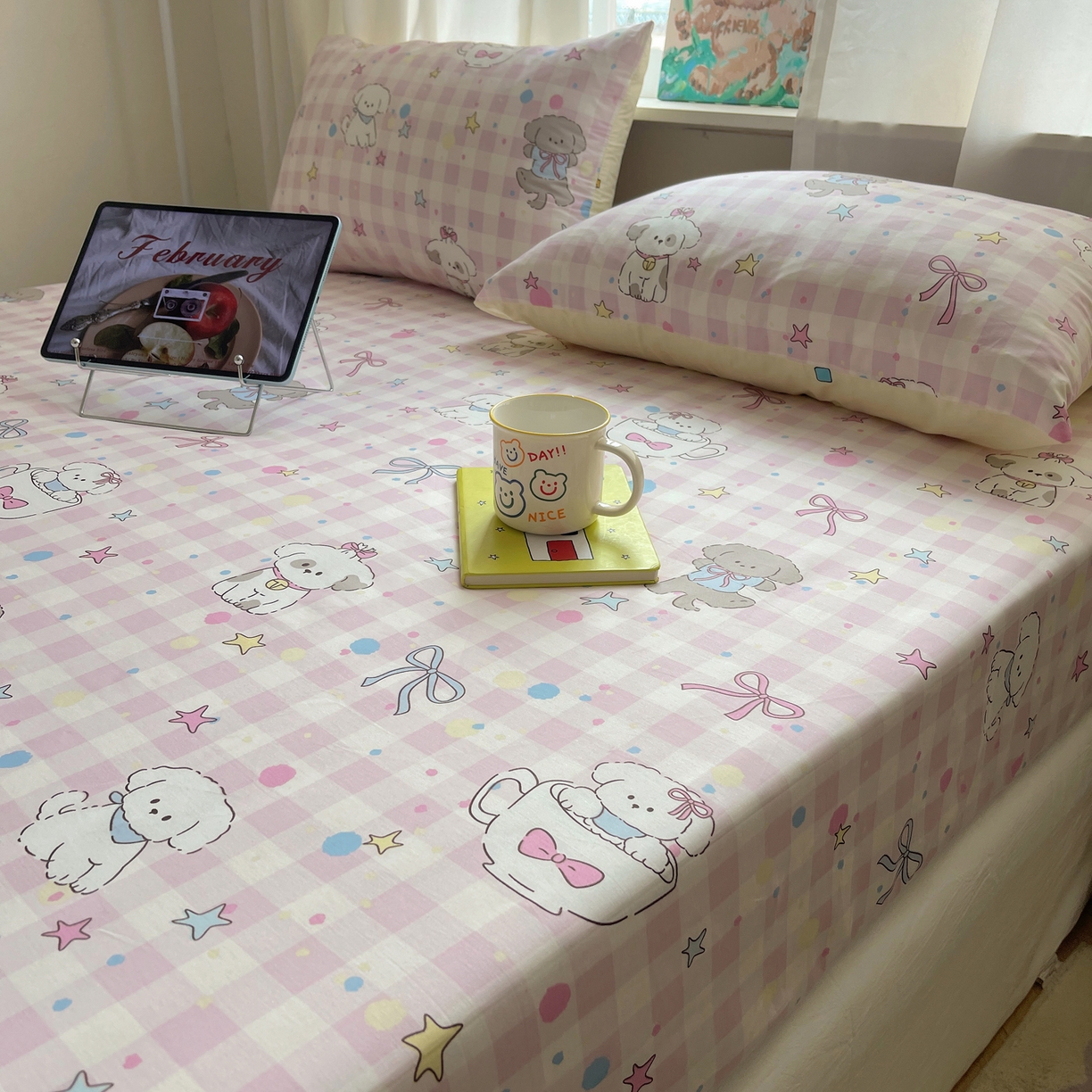 91家纺网 家纺一手货源 找家纺 六巷胡同 2026新款40支全棉13070INS卡通单品床笠 粉格趣味犬