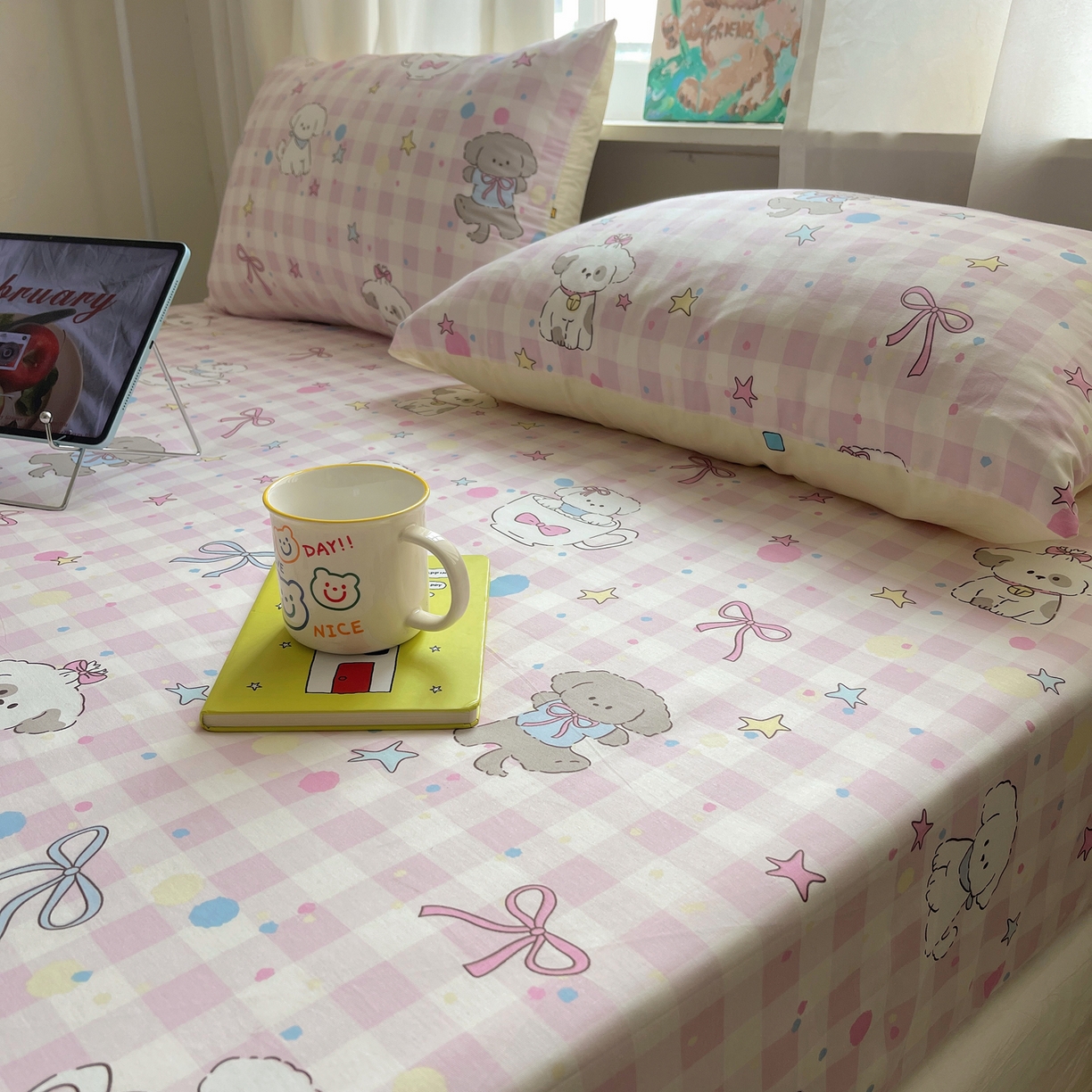 91家纺网 家纺一手货源 找家纺 六巷胡同 2026新款40支全棉13070INS卡通单品床笠 粉格趣味犬