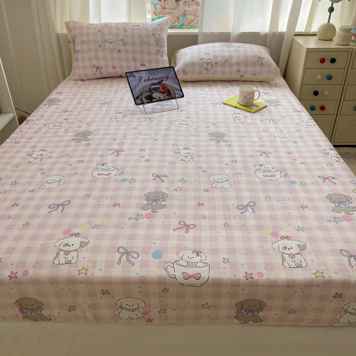 91家纺网 家纺一手货源 找家纺 六巷胡同 2026新款40支全棉13070INS卡通单品床笠 粉格趣味犬