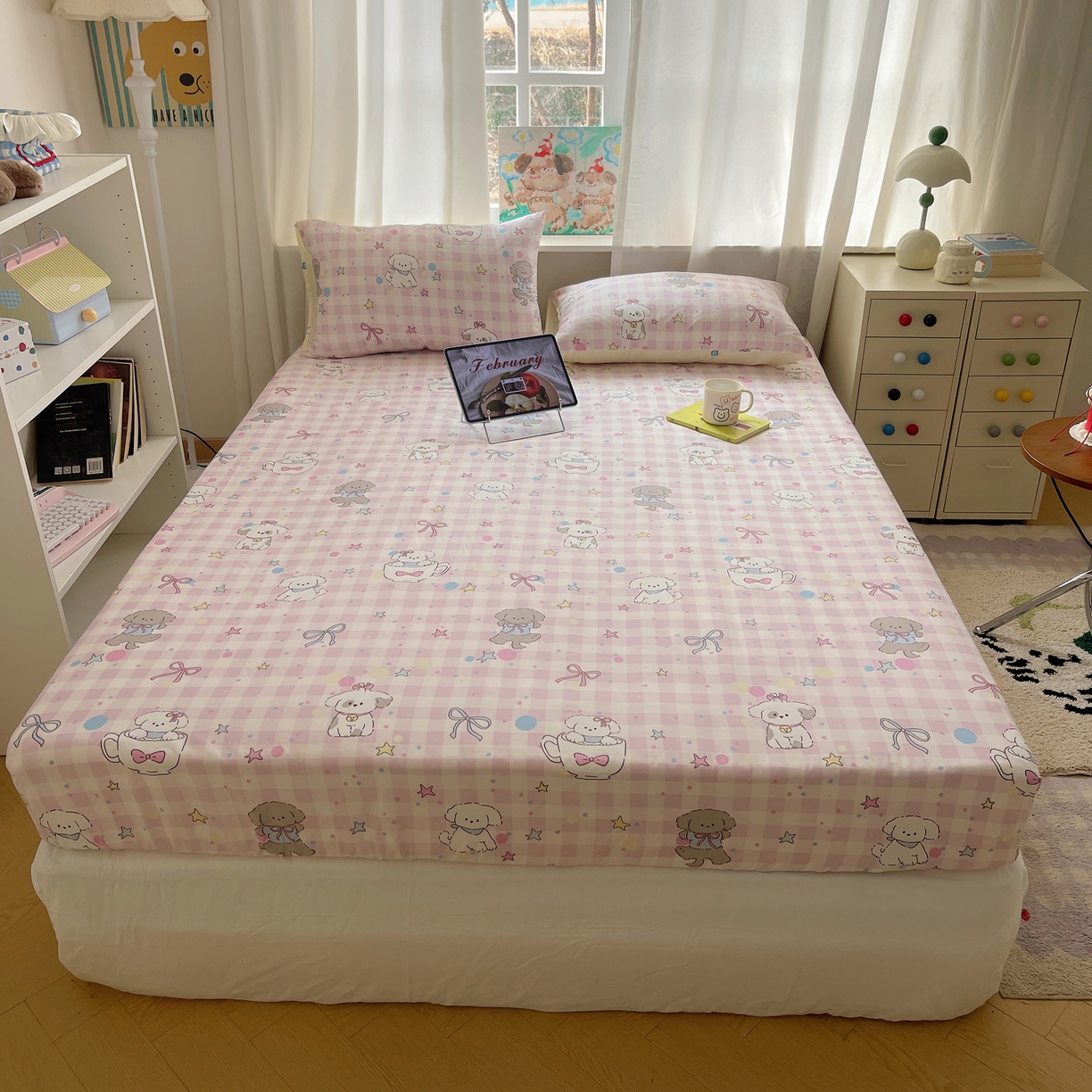 91家纺网 家纺一手货源 找家纺 六巷胡同 2026新款40支全棉13070INS卡通单品床笠 粉格趣味犬