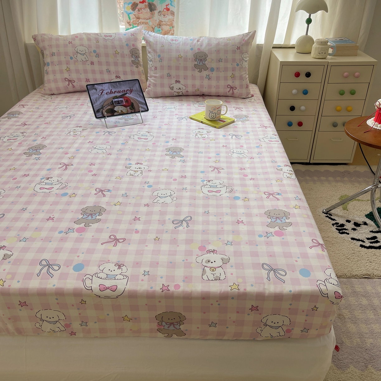 91家纺网 家纺一手货源 找家纺 六巷胡同 2026新款40支全棉13070INS卡通单品床笠 粉格趣味犬