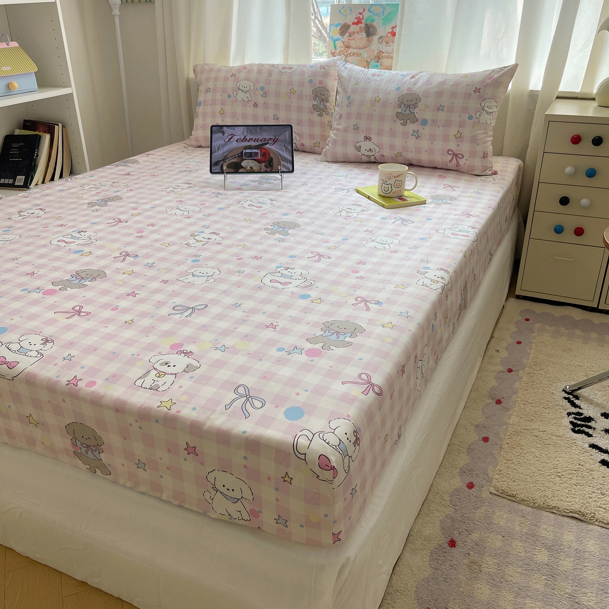 91家纺网 家纺一手货源 找家纺 六巷胡同 2026新款40支全棉13070INS卡通单品床笠 粉格趣味犬