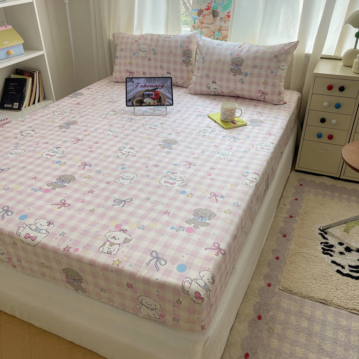 91家纺网 家纺一手货源 找家纺 六巷胡同 2026新款40支全棉13070INS卡通单品床笠 粉格趣味犬