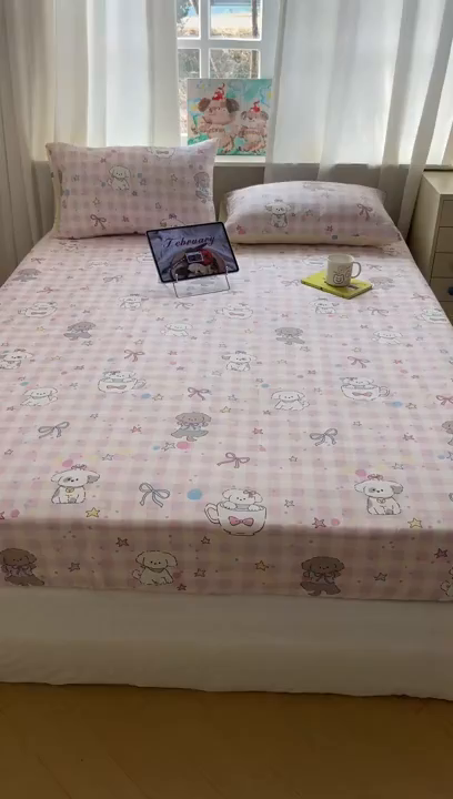 91家纺网 家纺一手货源 找家纺 六巷胡同 2026新款40支全棉13070INS卡通单品床笠 粉格趣味犬