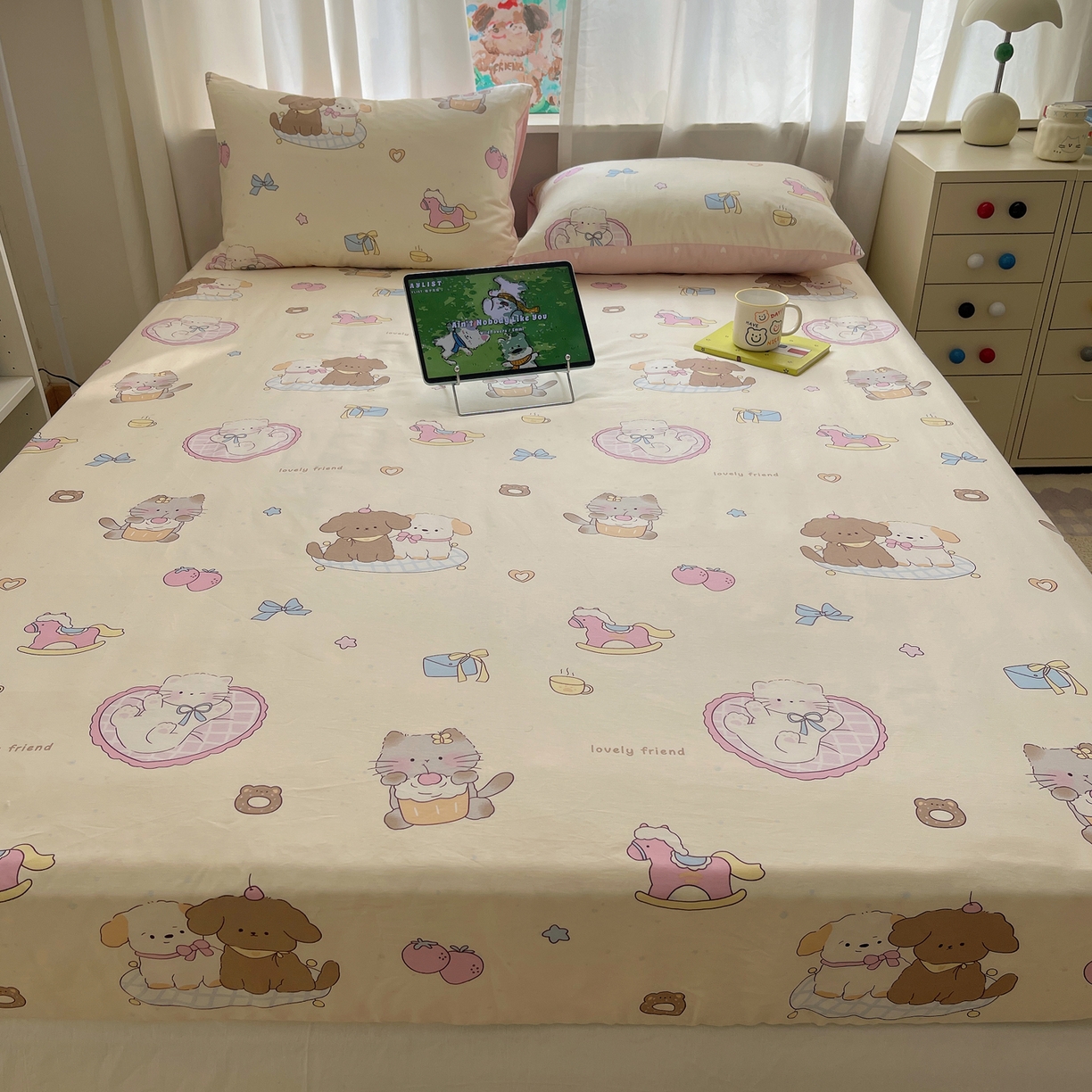 91家纺网 家纺一手货源 找家纺 六巷胡同 2026新款40支全棉13070INS卡通单品床笠 狗狗轰趴记