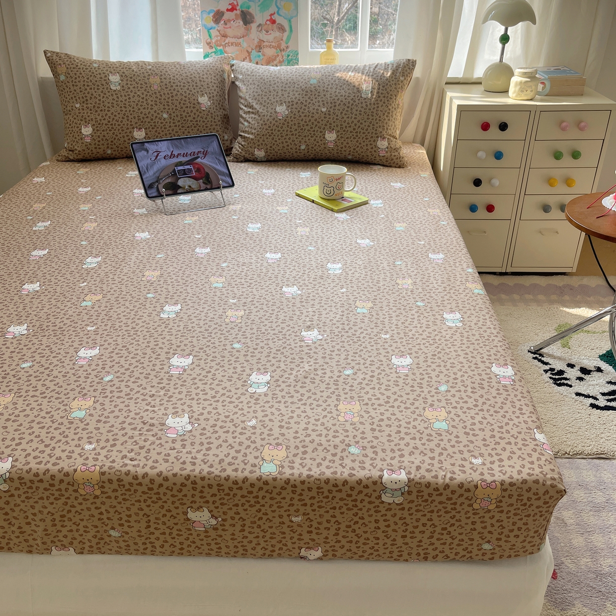 91家纺网 家纺一手货源 找家纺 六巷胡同 2026新款40支全棉13070INS卡通单品床笠 咖豹纹喵喵