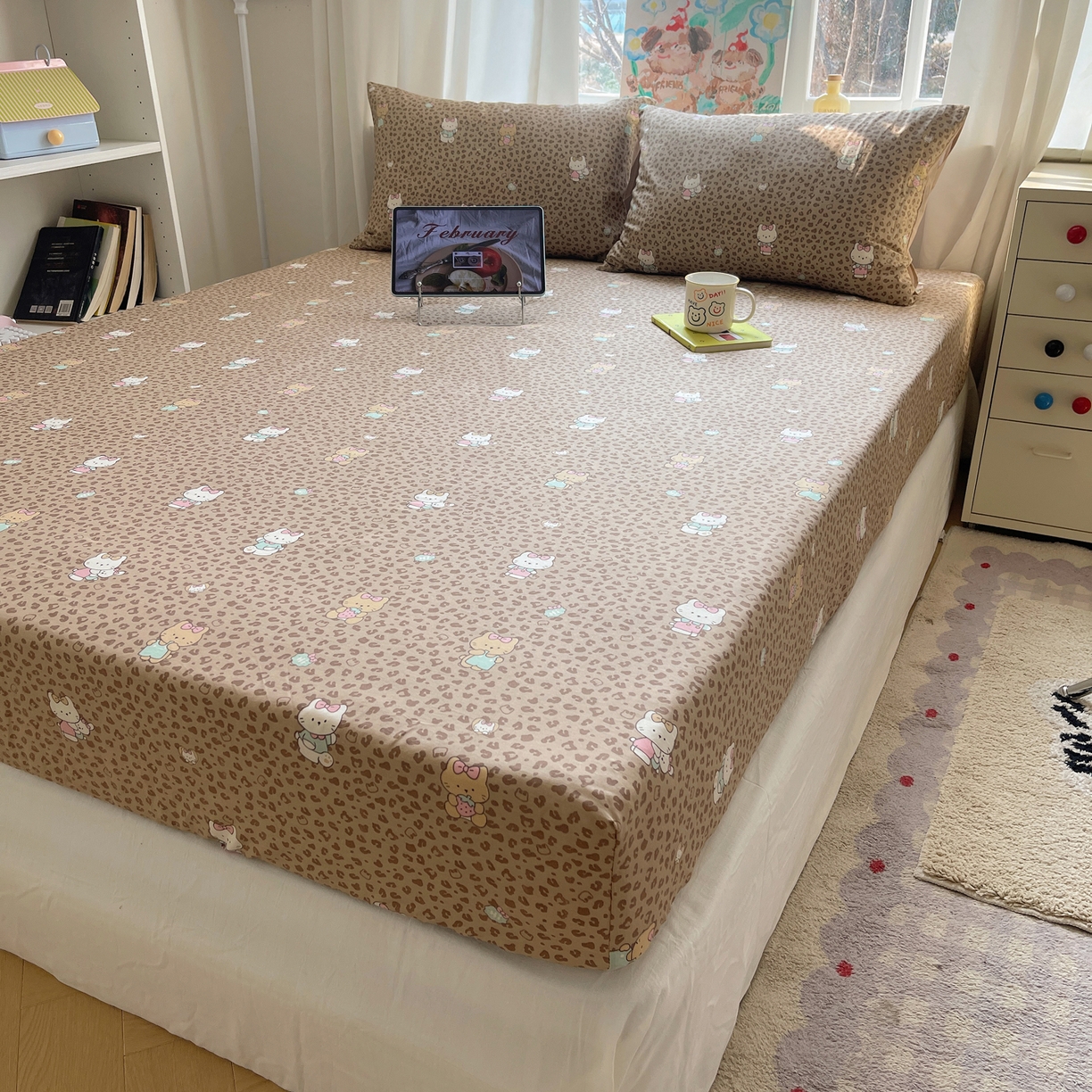 91家纺网 家纺一手货源 找家纺 六巷胡同 2026新款40支全棉13070INS卡通单品床笠 咖豹纹喵喵