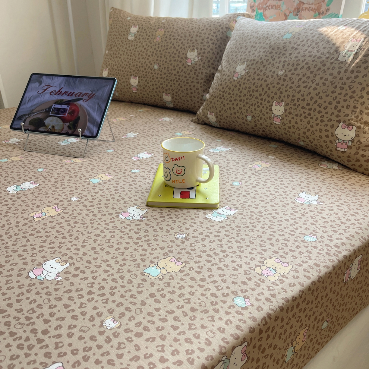 91家纺网 家纺一手货源 找家纺 六巷胡同 2026新款40支全棉13070INS卡通单品床笠 咖豹纹喵喵