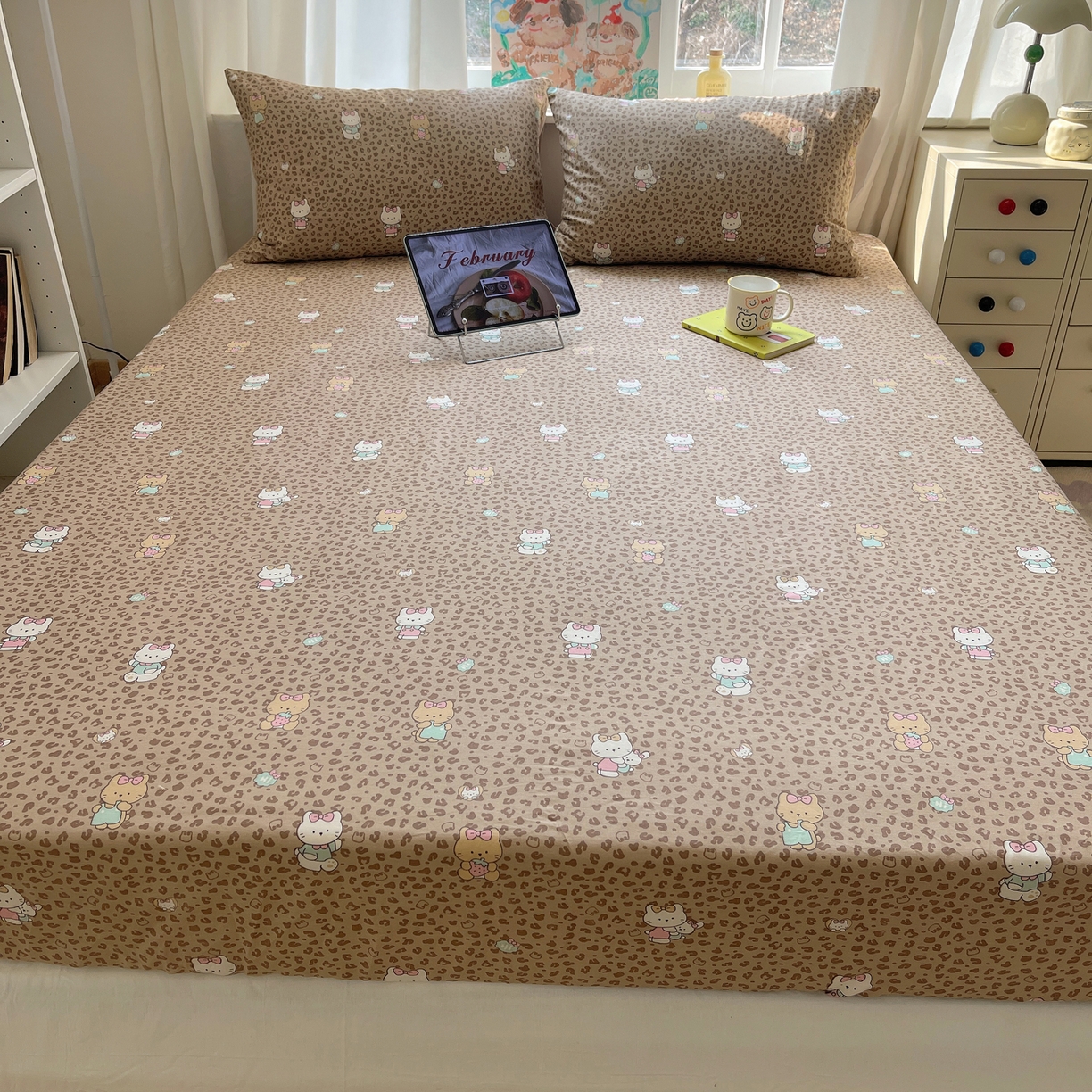 91家纺网 家纺一手货源 找家纺 六巷胡同 2026新款40支全棉13070INS卡通单品床笠 咖豹纹喵喵