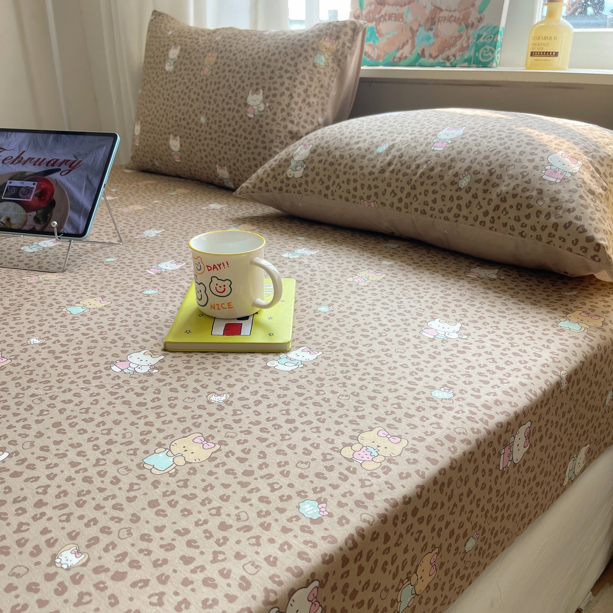 91家纺网 家纺一手货源 找家纺 六巷胡同 2026新款40支全棉13070INS卡通单品床笠 咖豹纹喵喵