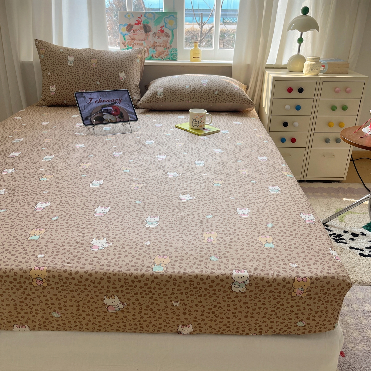 91家纺网 家纺一手货源 找家纺 六巷胡同 2026新款40支全棉13070INS卡通单品床笠 咖豹纹喵喵