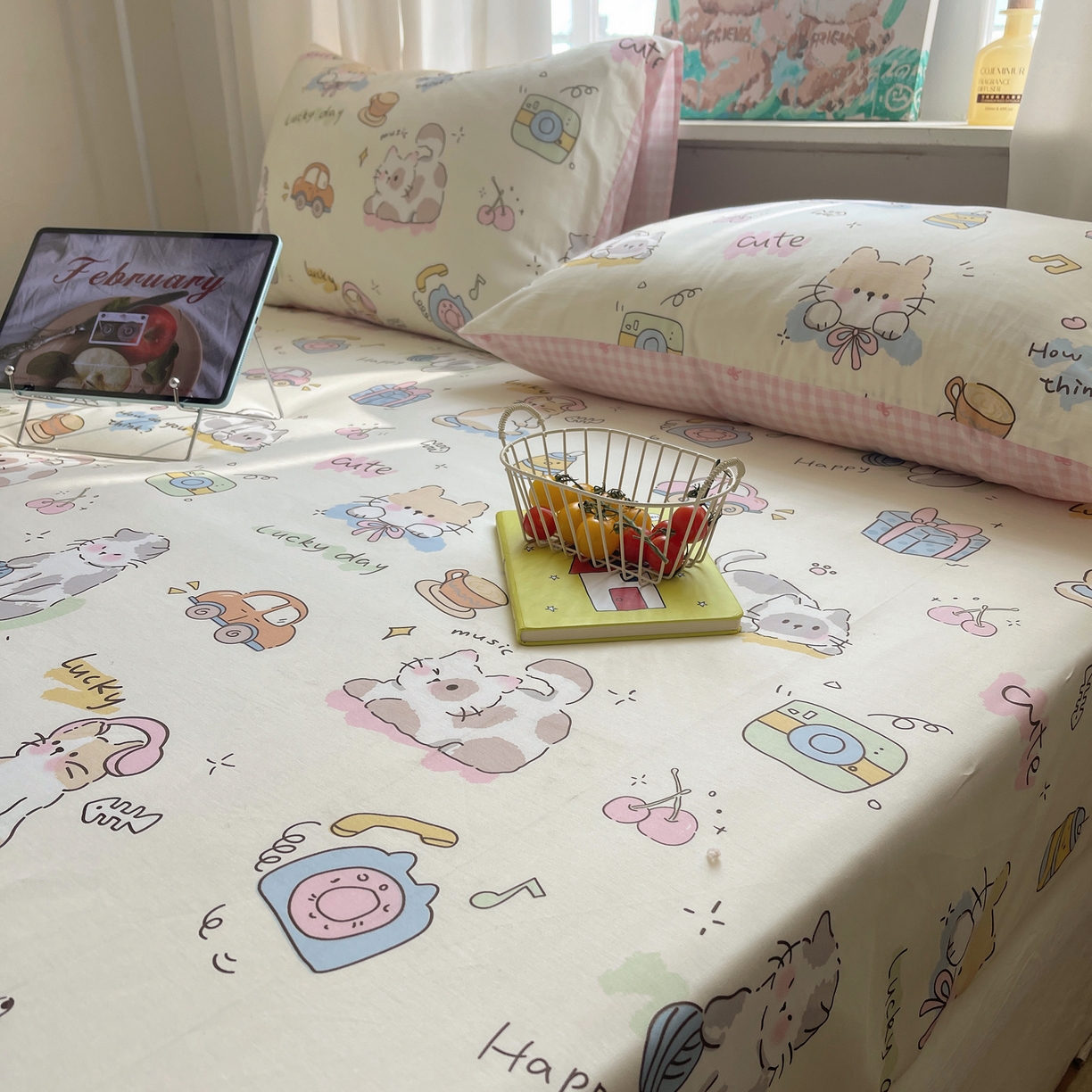 91家纺网 家纺一手货源 找家纺 六巷胡同 2026新款40支全棉13070INS卡通单品床笠 猫咪聚会趴