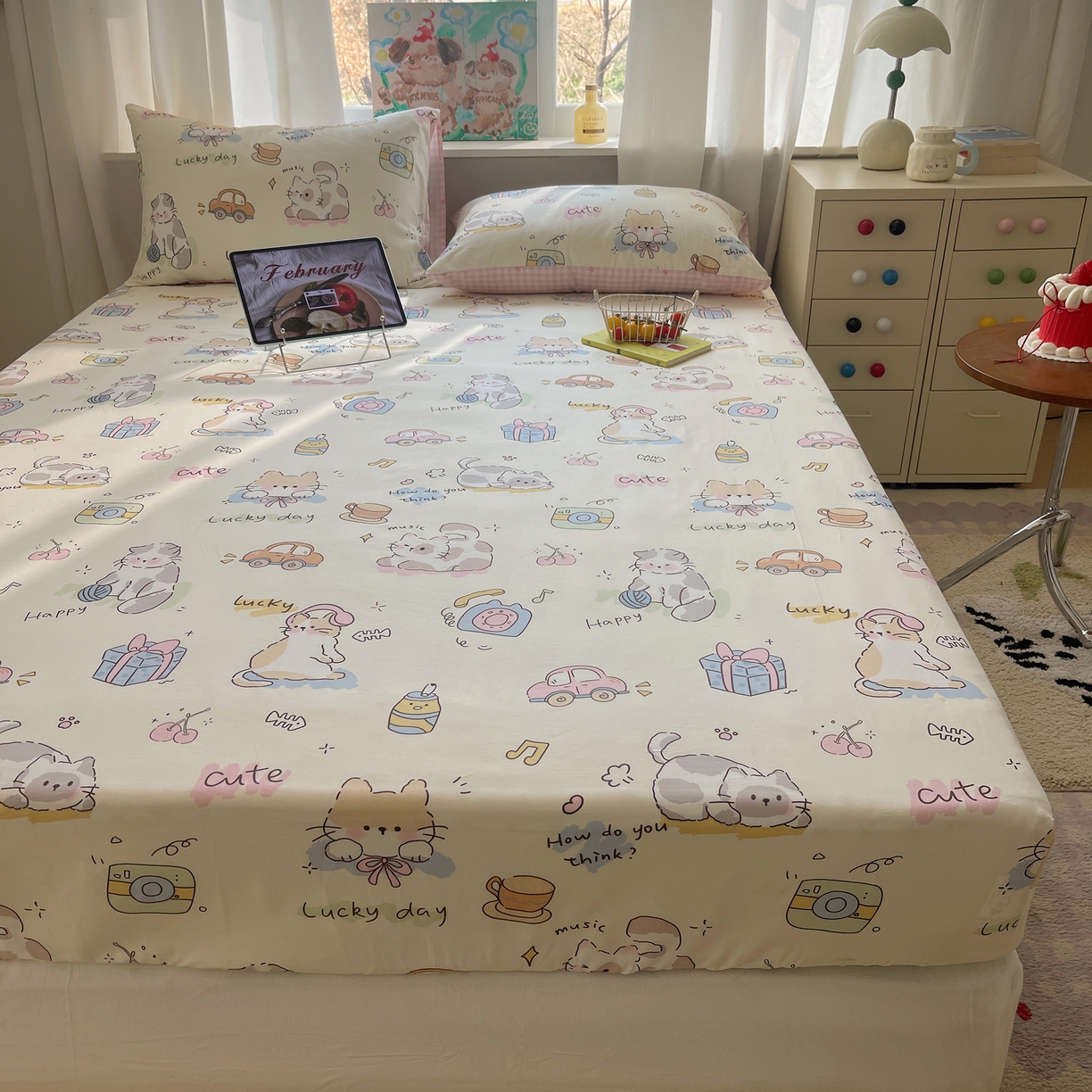 91家纺网 家纺一手货源 找家纺 六巷胡同 2026新款40支全棉13070INS卡通单品床笠 猫咪聚会趴