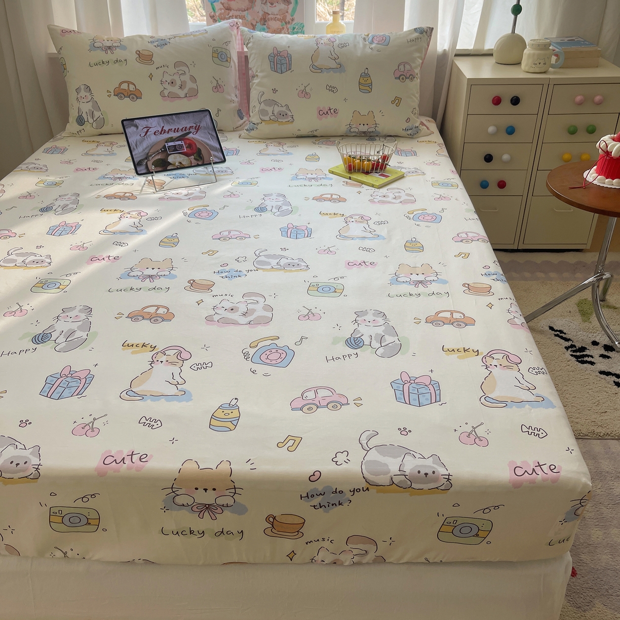 91家纺网 家纺一手货源 找家纺 六巷胡同 2026新款40支全棉13070INS卡通单品床笠 猫咪聚会趴