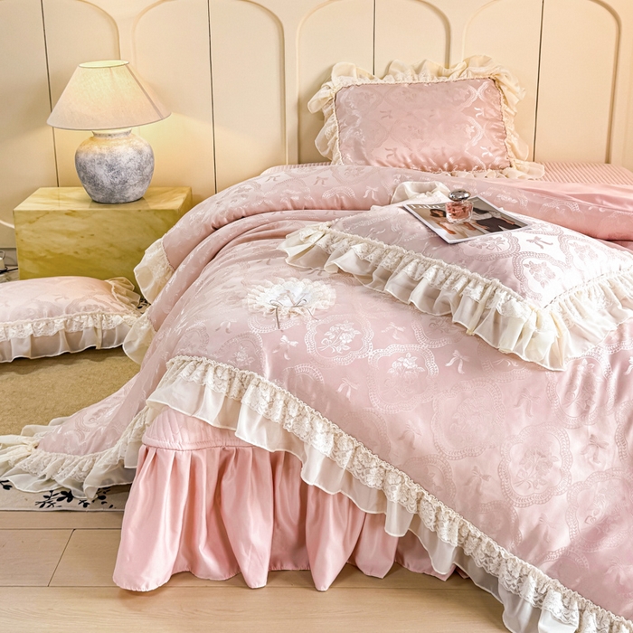 91家纺网 家纺一手货源 找家纺 大麦家纺 2026新款法式花边天丝床盖四件套 流虹霰