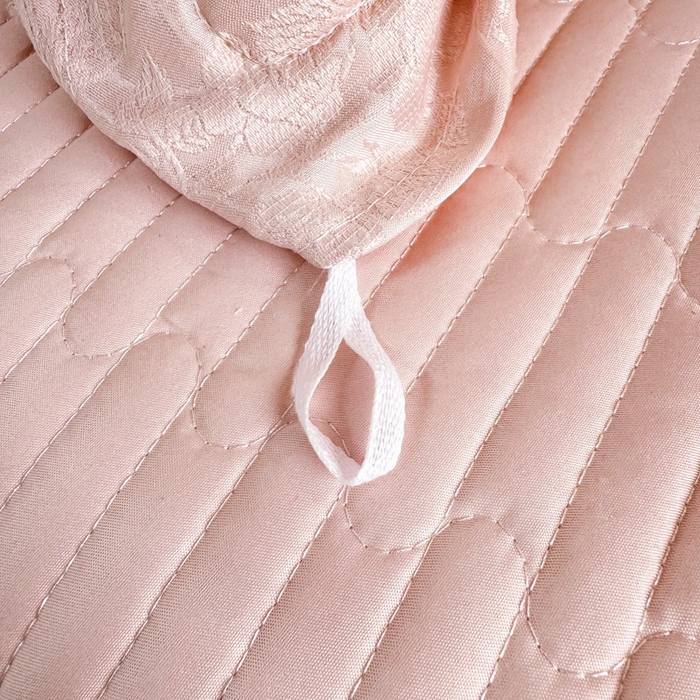 91家纺网 家纺一手货源 找家纺 大麦家纺 2026新款法式花边天丝床盖四件套 流虹霰