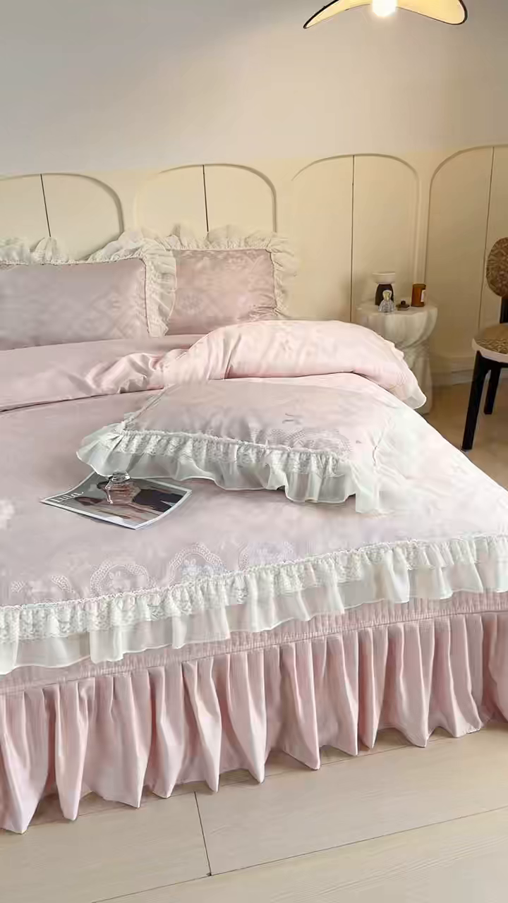 91家纺网 家纺一手货源 找家纺 大麦家纺 2026新款法式花边天丝床盖四件套 浮生如梦