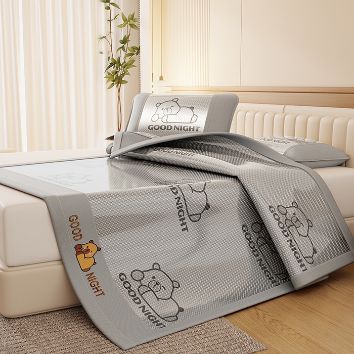 91家纺网 家纺一手货源 找家纺 （总）福来临家纺 2026新款卡皮巴拉小熊款冰藤刺绣凉感席席子凉席