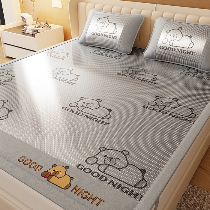 91家纺网 家纺一手货源 找家纺 （总）福来临家纺 2026新款卡皮巴拉小熊款冰藤刺绣凉感席席子凉席