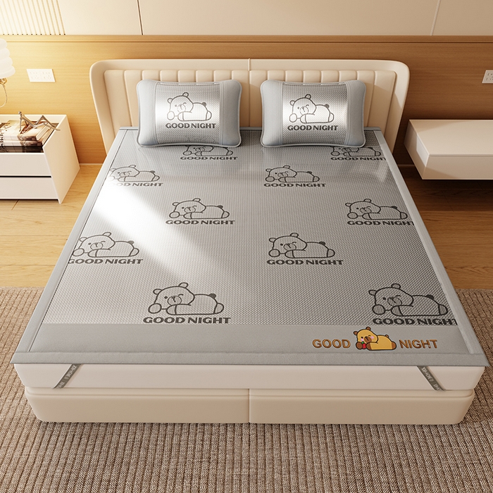 91家纺网 家纺一手货源 找家纺 （总）福来临家纺 2026新款卡皮巴拉小熊款冰藤刺绣凉感席席子凉席