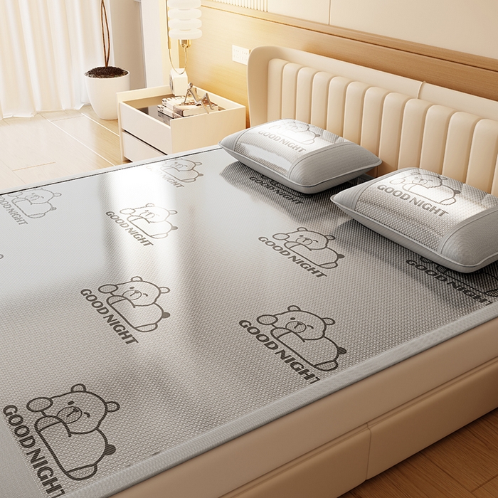 91家纺网 家纺一手货源 找家纺 （总）福来临家纺 2026新款卡皮巴拉小熊款冰藤刺绣凉感席席子凉席